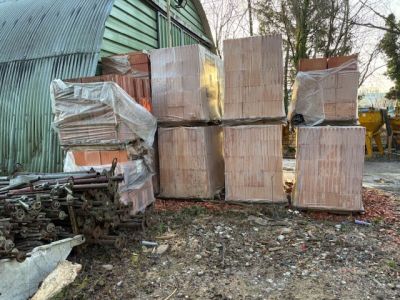 Lot de fournitures sur le dépôt (briques, parpaing, isolant et fin de  - Photo 1