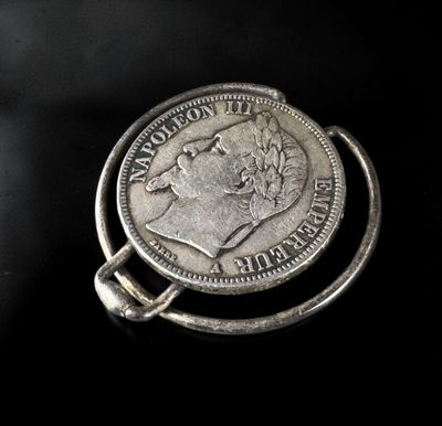 gros plan d'une pièce de monnaie en argent sur une surface noire