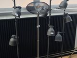 trois lampes posées par terre devant un radiateur
