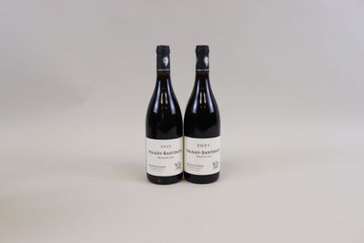 deux bouteilles de vin posées l'une à côté de l'autre sur une table