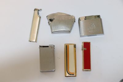 quatre types différents de briquets posés sur une table