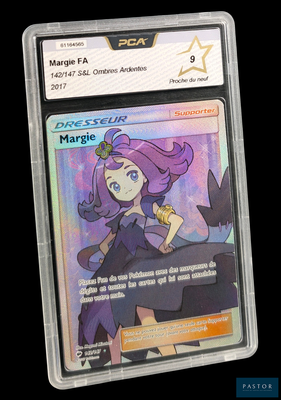 une image d'une carte à collectionner Pokémon dans un étui en plastique