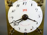 une horloge blanche avec des chiffres noirs et rouges