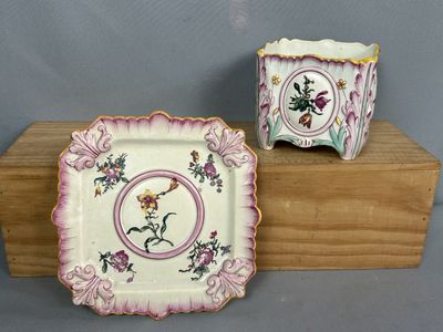 deux assiettes et un vase posés sur une étagère en bois