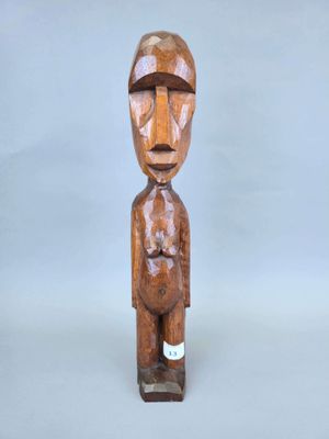 figurine en bois sculptée représentant un homme coiffé d'un chapeau