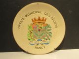 une assiette sur laquelle figurent des armoiries et une couronne