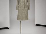 une photo d'une robe et d'une veste sur un mannequin
