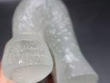 une personne tenant un morceau de glace dans la main