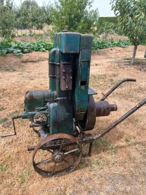 an old machine that is sitting in the grass