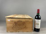 une vieille boîte en bois avec une bouteille de vin à côté