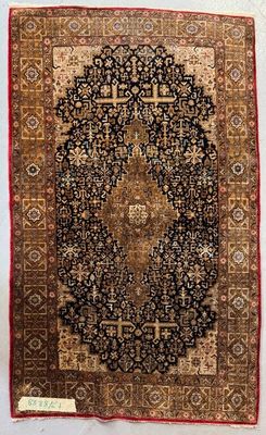 un ancien tapis persan à motif de médaillon