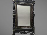 un miroir posé sur un pied