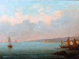 une peinture à l'huile représentant des bateaux sur l'eau, près d'un rivage rocheux