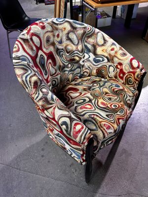 une chaise recouverte d'un tissu coloré