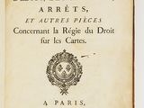 un vieux livre écrit posé sur une table