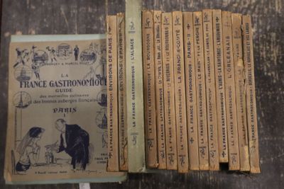 plusieurs livres sont empilés sur une table