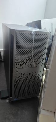 un ordinateur posé sur un bureau