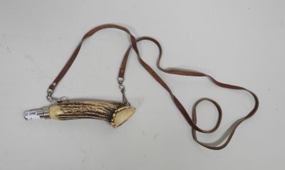 un petit sac à main orné d'une banane