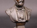 buste en bronze représentant un homme en smoking et nœud papillon