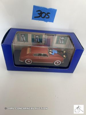 La boîte est ouverte pour montrer la voiture rouge dans son emballage.