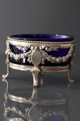 Saleron en argent 925 millièmes de forme ovoïde reposant sur…