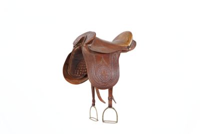 a brown saddle with a saddle and a stirer on it