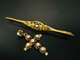 une photo d'une broche en or et perles et d'une paire de boucles d'oreilles