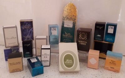 une grande variété de parfums sur le comptoir