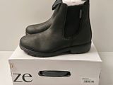 les bottines noires sont posées sur une boîte blanche