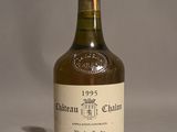 une bouteille de vin posée sur une table