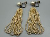 une paire de boucles d'oreilles en or et perles, ornées de pompons
