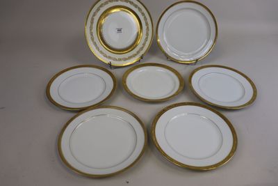 six assiettes blanches et dorées, avec des bords dorés sur un fond blanc