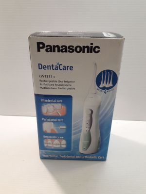 une boîte de brosses à dents posée sur une table