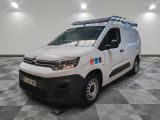 la photo d'une camionnette blanche garée dans une pièce