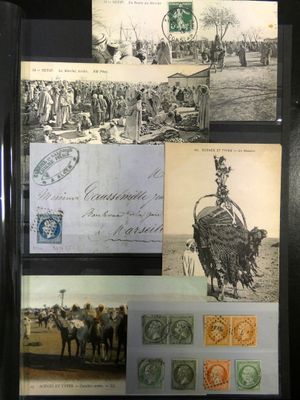 une photo d'une vitrine remplie de timbres