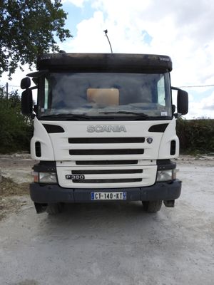 un camion blanc garé sur le bord de la route