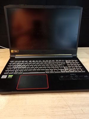 un ordinateur portable posé sur une table, avec un clavier et une souris dessus