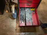 une boîte à outils rouge contenant beaucoup de vis
