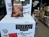 trois boîtes de chips « Total » empilées les unes sur les autres