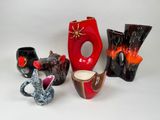 de nombreux types de vases différents posés sur une table