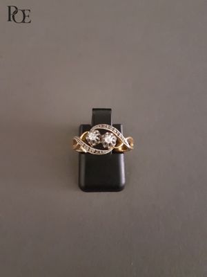 une photo d'une bague en diamant sur un téléphone portable