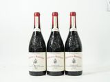 trois bouteilles de vin posées sur une table blanche