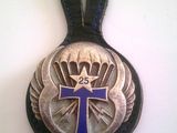 une image représentant une croix ornée d'ailes et d'une étoile