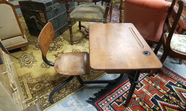 Dans le goût de Jean Prouve (Xx) pupitre ou bureau d'écolier vint...