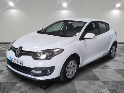 la voiture blanche est garée sur un carrelage à carreaux