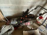 une tondeuse à gazon qui est rangée dans un garage