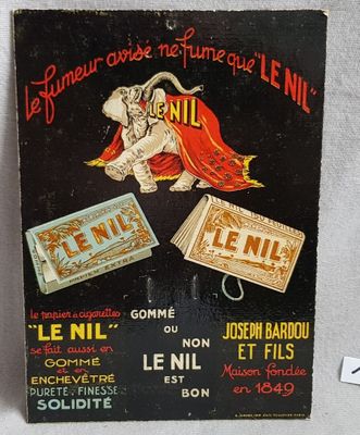 une affiche accrochée au mur sur laquelle figure l'image d'un éléphant