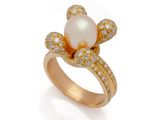 une bague en perles et diamants