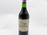 une bouteille de vin posée sur une table