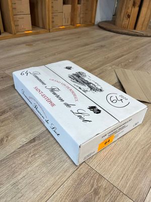 une boîte de pizza posée par terre à côté d'une autre boîte de pizza